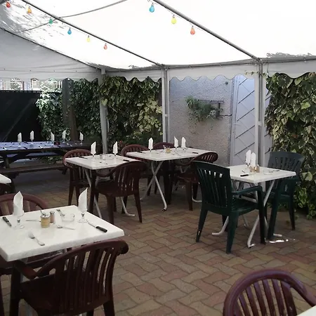Le Relais De La Gare Routi\u00e8re Hotel