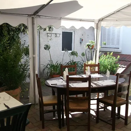Le Relais De La Gare Routi\u00e8re Hotel 3*